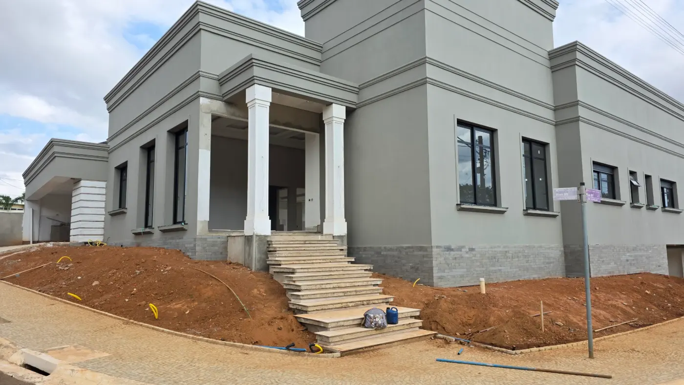 Antes: casa neoclássica em obra