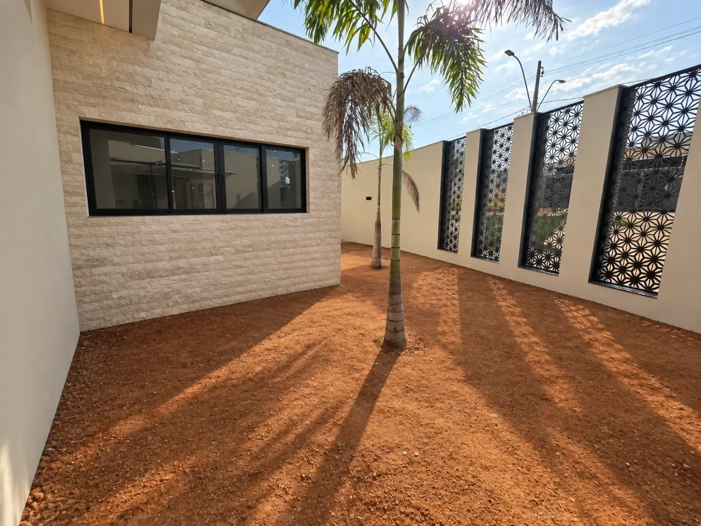 Antes: jardim de terra, ainda sem plantas